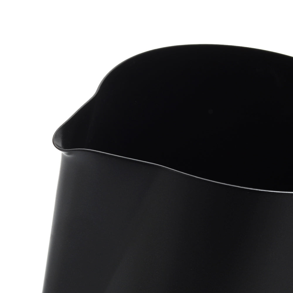 Close-up of the dripless spout of the VEVOK CHEF LARA Milk Frothing Pitcher, designed for smooth and controlled pouring, ideal for latte art and achieving perfect milk froth.